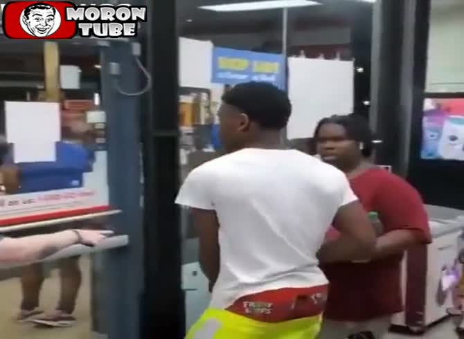 Video :The proprietor of a gas station attempts to prevent a bunch of kids from robbing her establishment